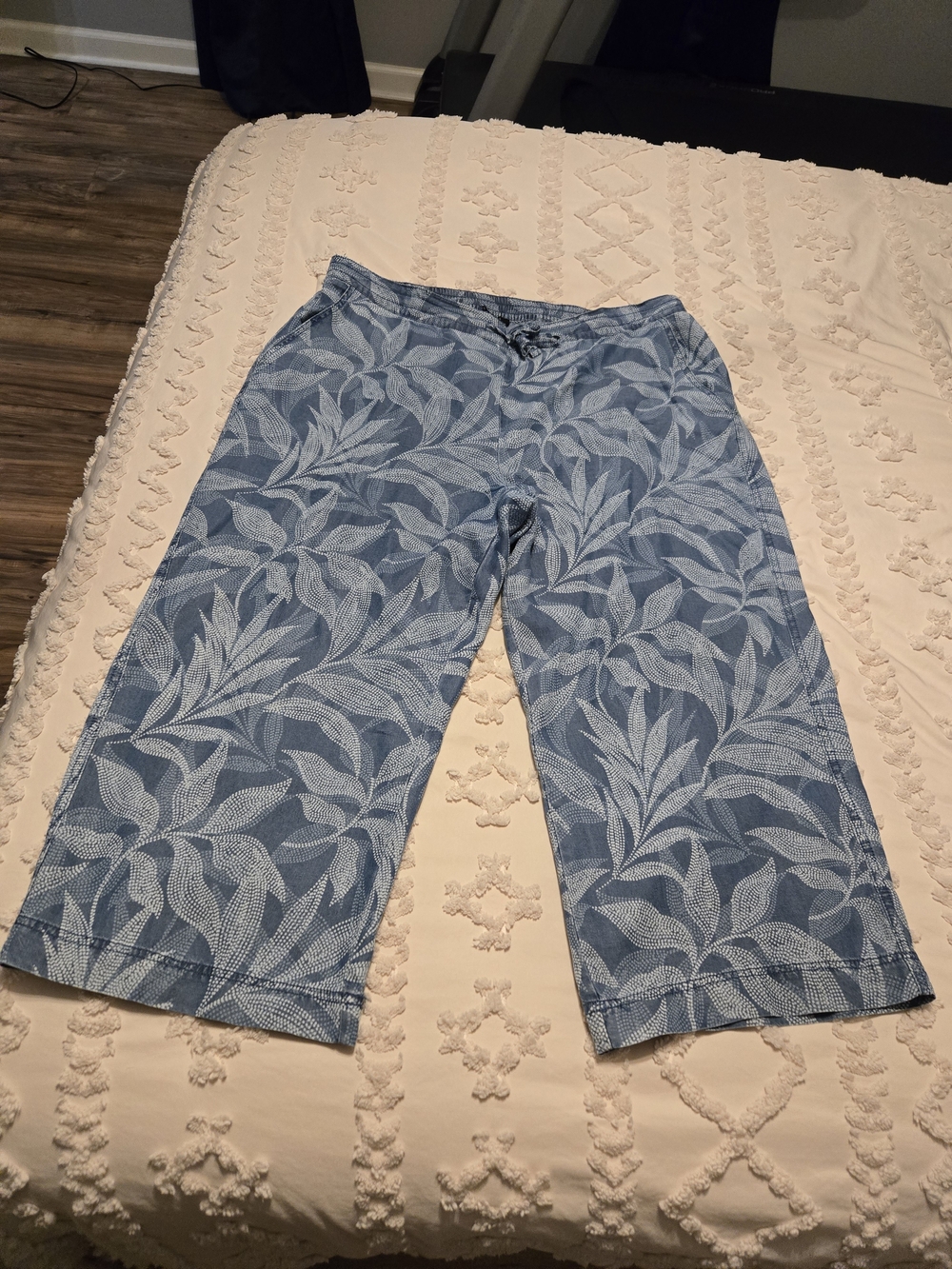 Blue White Leaf-Print Cropped Pants